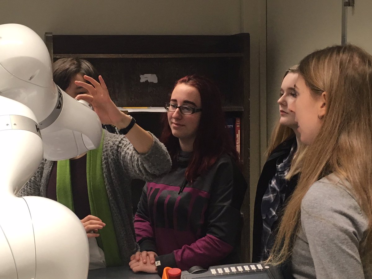 NicoleDevos's tweet photo. "What's the best part of being in a master's program?" Easy: outreach 😊
Prof @AnaLuisaTrejos 's #wearmelab had a Waterloo high school class for a tour this morning! #outreach #offtowestern https://t.co/mbl93FJ21Y