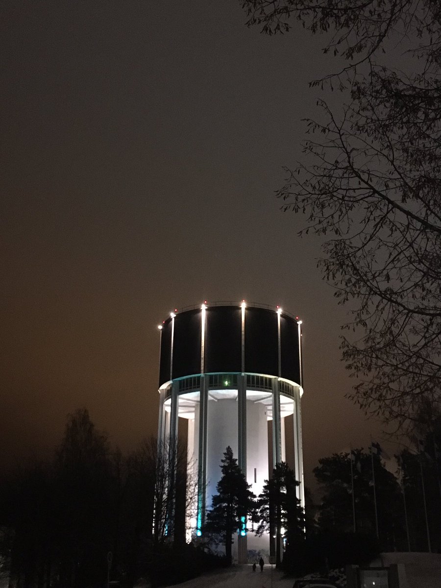 Suomessa upeita valaistuksia, samoin maailmalla.

Lappeenrannassa päätettiin tehdä sinivalkoinen vesitorni. Valkoiset valot normaalistikin päällä, sinisinä sitten kolme turkoosia värikalvoa. Noh, ajatus tärkein yms jne. #lappeenranta #suomi100