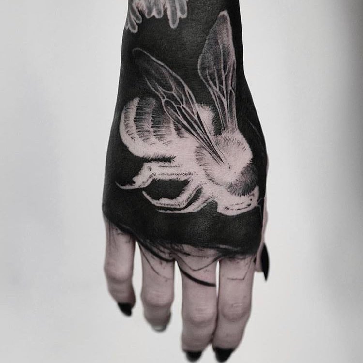 petercoffey's tweet photo. This bee kinda looks like it has two wings, but I love the negative space style! #inkbug by timur_lysenko https://t.co/9rzZWHVv7B https://t.co/cnr4ziiYwH