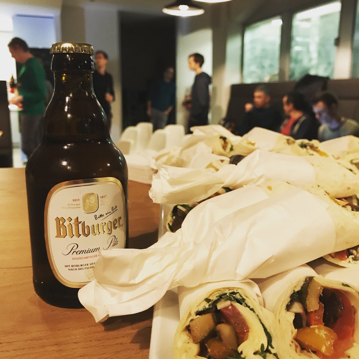 Gleich geht‘s los - <a href="/PottJS/">PottJS</a> goes #düsseldorf. Wir freuen uns, Gastgeber sein zu dürfen. Für euer leibliches Wohl ist gesorgt - kommt rein, nehmt Platz und genießt zwei spannende Talks in entspannter Atmosphäre.