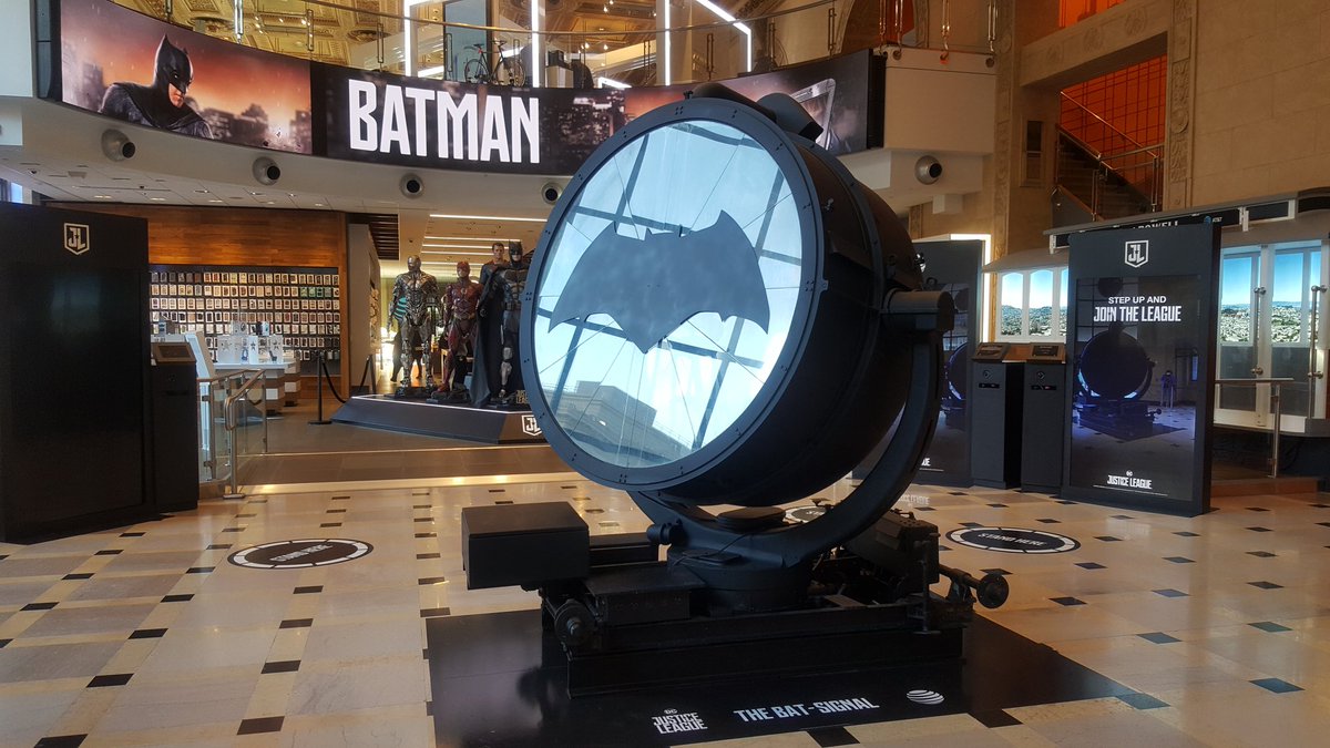 reeseinthecup's tweet image. @ATT1Powell found this cool #Batman #Spotlight #BatCall #SanFrancisco #SF #ReeseInTheCup #DCComics #Vlogger