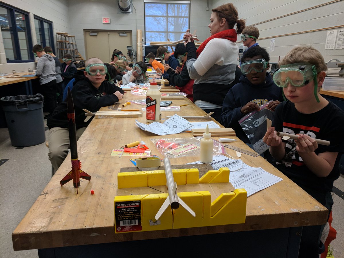 FranseeTech's tweet photo. Building model rockets in 6th grade Technology! #CMSRockets https://t.co/CZBw94O2MK