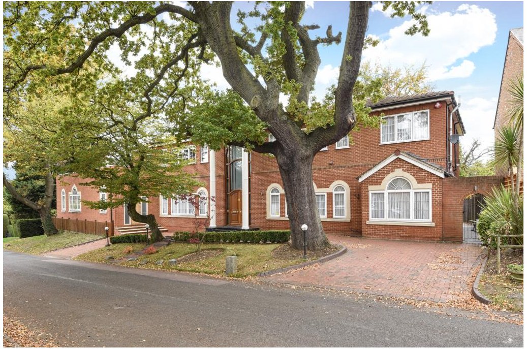 Anscombes's tweet photo. Granite floors, luxurious high ceilings, and a gallery entrance, this #property is opulent and stylish! #Finchley https://t.co/YserVJs0pZ https://t.co/A4Y4yJQFmj