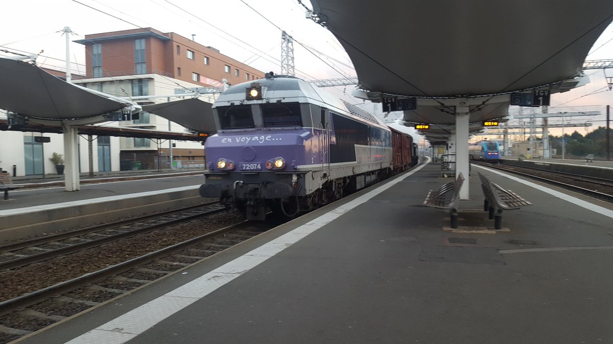 monini_en_train's tweet photo. Une belle surprise cet après-midi est arrivé au crochet de la CC 72074 en gare du Mans en attendant mon TER 😀 🚂 #141TB424 #CC72074 #garedumans https://t.co/Bdx7DUCFjp