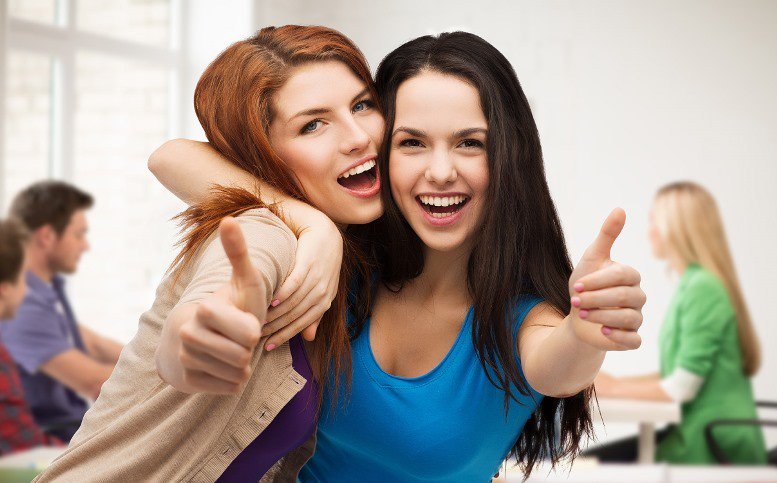 девушка смеется. Second smile. Second smile. красивая улыбка зубы. смеющийся смайлик айфон.