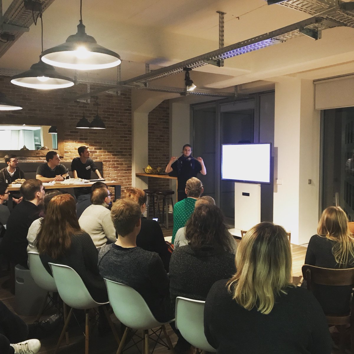 Erster Talk der heutigen <a href="/PottJS/">PottJS</a> bei <a href="/add2de/">add2 GmbH</a>: „Node.js � Character Encodings“ von <a href="/addaleax/">Anna 🏳️‍⚧️ #blm 🍉</a>