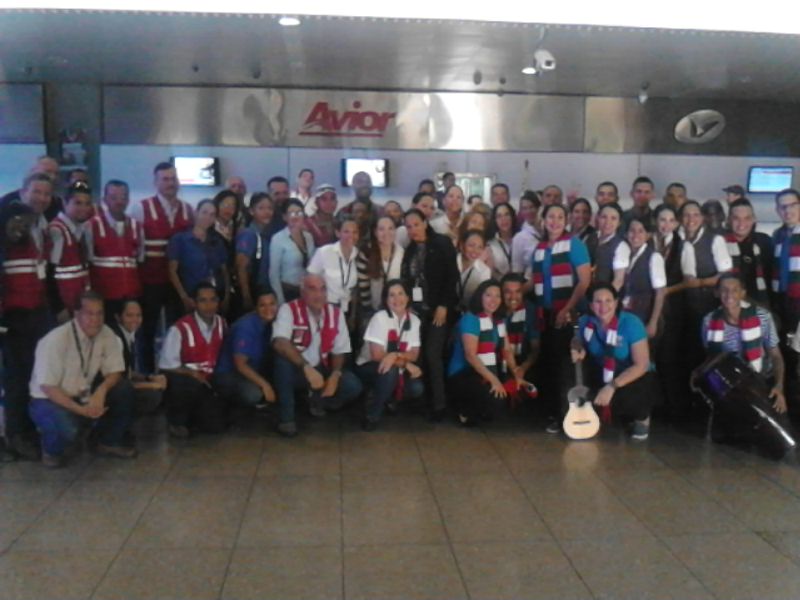 Grito de Navidad para el personal de <a href="/AviorAirlines/">Avior Airlines</a> en el <a href="/IAIM_VE/">Aeropuerto Internacional de Maiquetía</a> por el Ensamble Costa Vocal