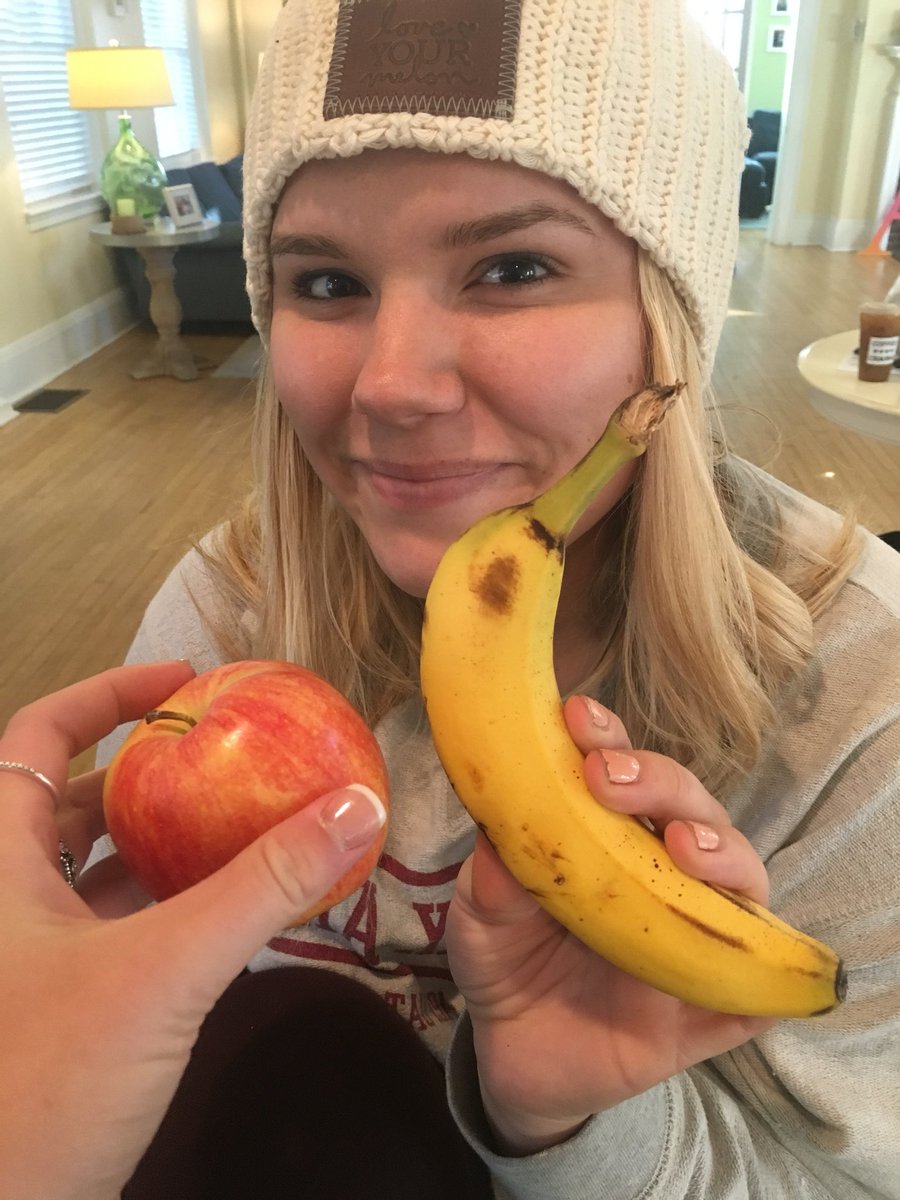 hannahm_hmp's tweet photo. @HMP403_PH The dining halls let students take pieces of fruit out after eating. This gives a healthier snack option rather than resorting to junk food or vending machine items. 🍌🍎🍊 #PHin48hours https://t.co/upbNaYaF6F