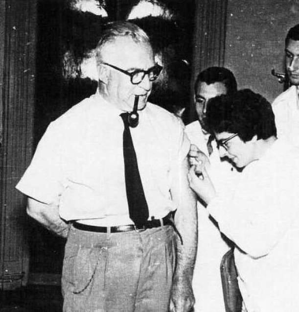 Rosariorecuerdo's tweet photo. Hasta los años 50, la "polio" mata o deja tullida a la población infantil. En 1959 llega la 1º partida de vacunas Salk. El gobernador Carlos Sylvestre Begnis decide predicar con el ejemplo concurriendo a la Asistencia Pública rosarina a ser el primero en dar su brazo al pinchazo https://t.co/yW7ULal0uk