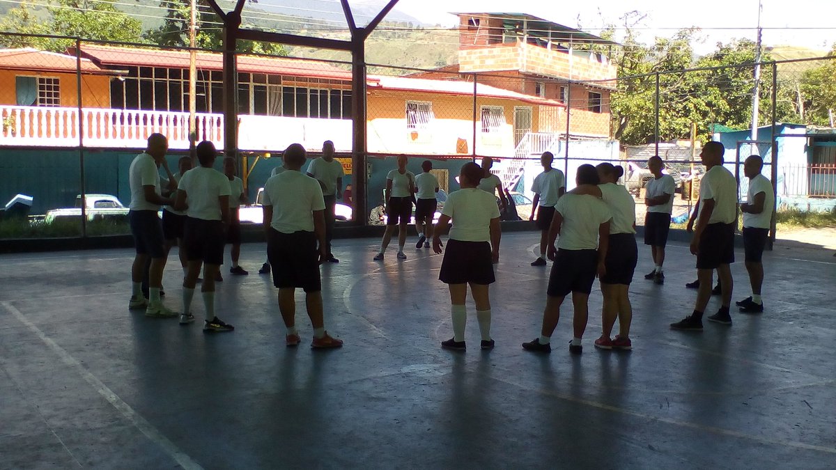 Unaciesmerida's tweet photo. #06Dic @Unaciesmerida promoviendo conversatorio y actividades recreativas para el fortalecimiento de trabajo en grupo de los estudiantes del ambiente 2 proceso II-2017 servicio penitenciario. https://t.co/7efnB6X5P9