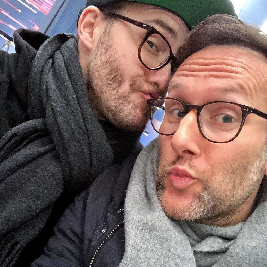 simonbeeck's tweet photo. Bussi-Bärchen @markforsterofficial freut sich schon ganz doll auf die @1LIVE #Krone17 morgen in #Bochum.
Wenn er sich noch mehr freuen soll, stimmt für ihn ab - auf 1LIVE.de. Dann macht sein Herz auch nicht 💔 sondern #kodong #kodong wie ein alter @katyperry-Song.
#radioawa… https://t.co/US1SyFVJla