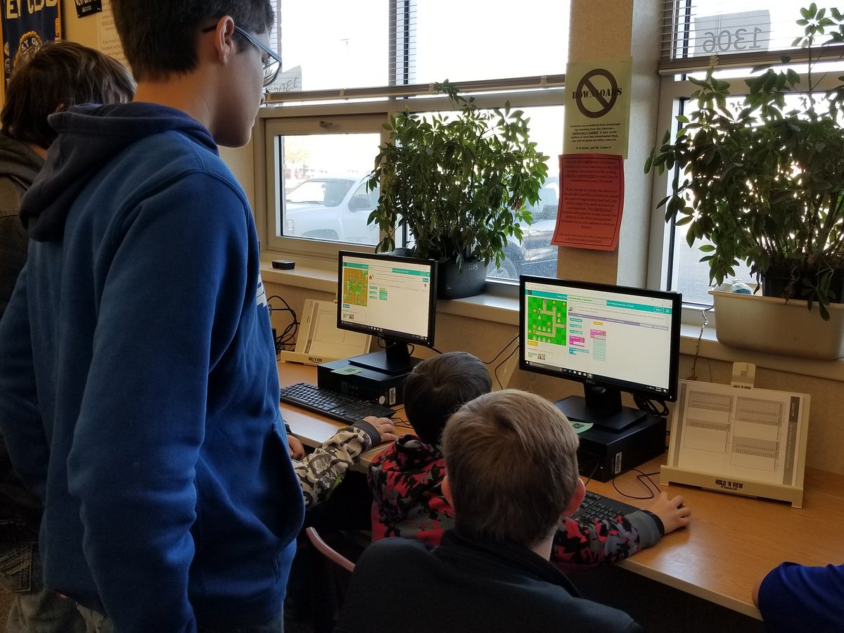 DaniJDavis's tweet photo. 4th grade Ss work with CHS Ss to learn code.
@jlculbert  #hourofcode #computersrock https://t.co/OFkHdUfQuy