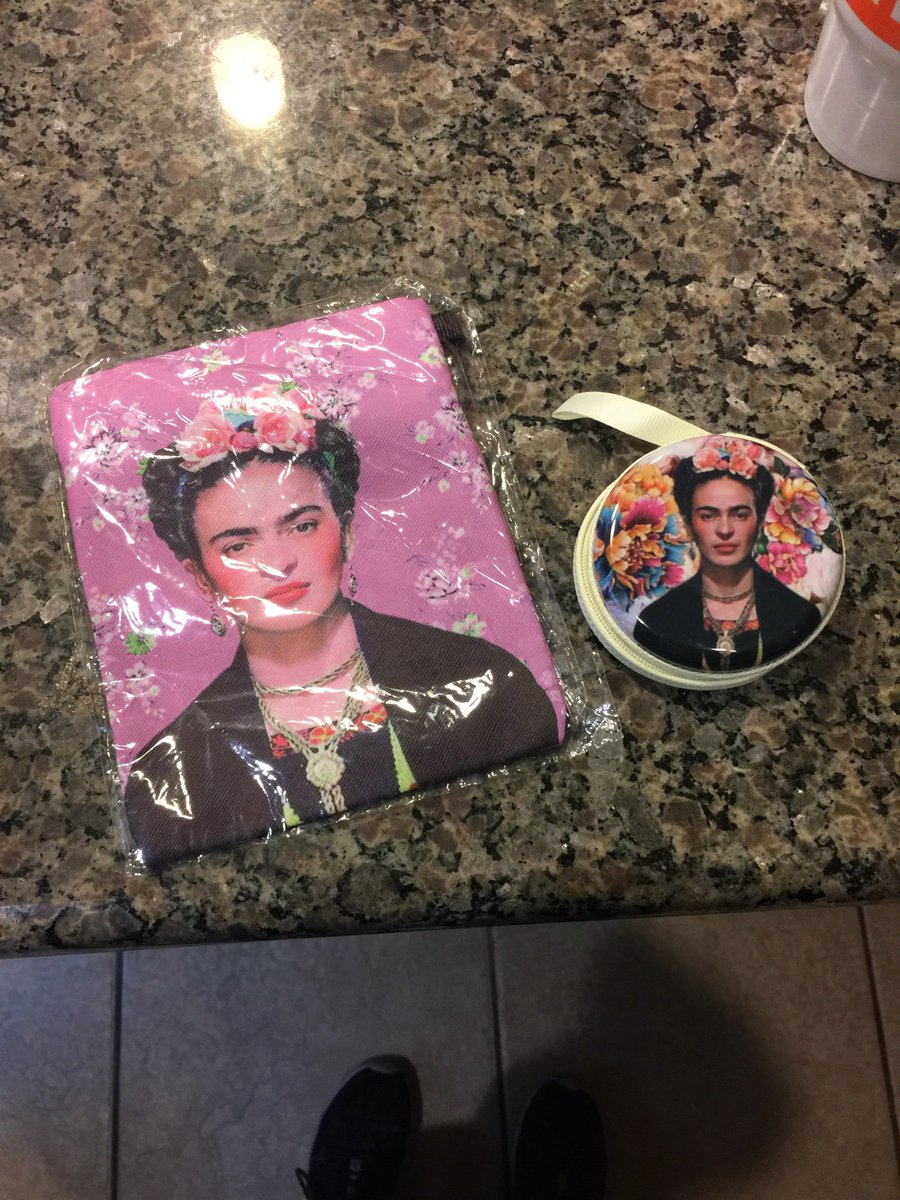 Jennsilly's tweet photo. I ask my 9 year old Aubrey if she knows who this lady was &, her face lit up like the Fourth of July, &, started telling me everything she knows about her so today l went &, got her a little surprise ๐๐#Frida #MyLittlePainter #HerRoleModel https://t.co/Wy4EcLVisQ
