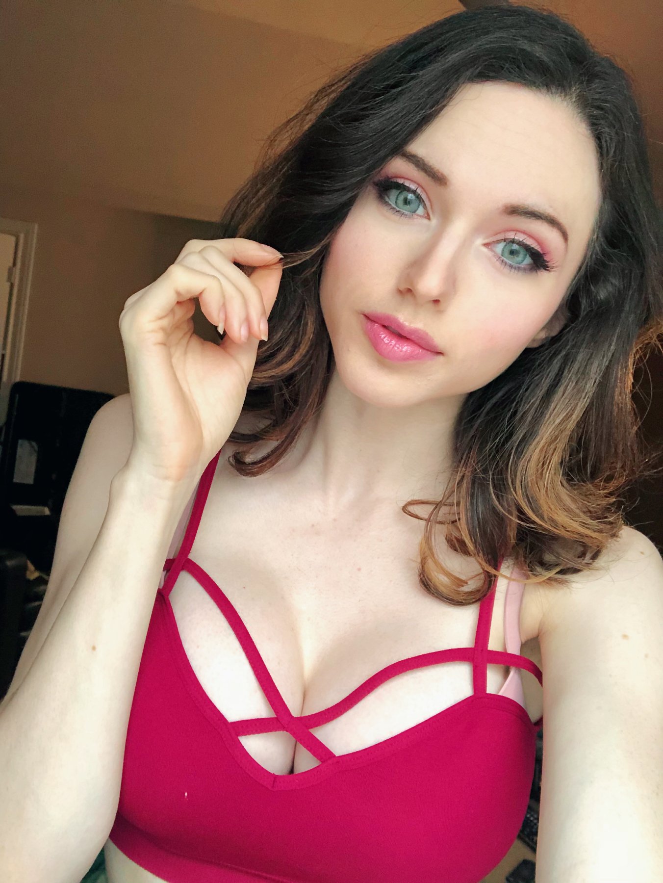 Uncensored Amouranth: The Price Of Fame - hcxs16m
