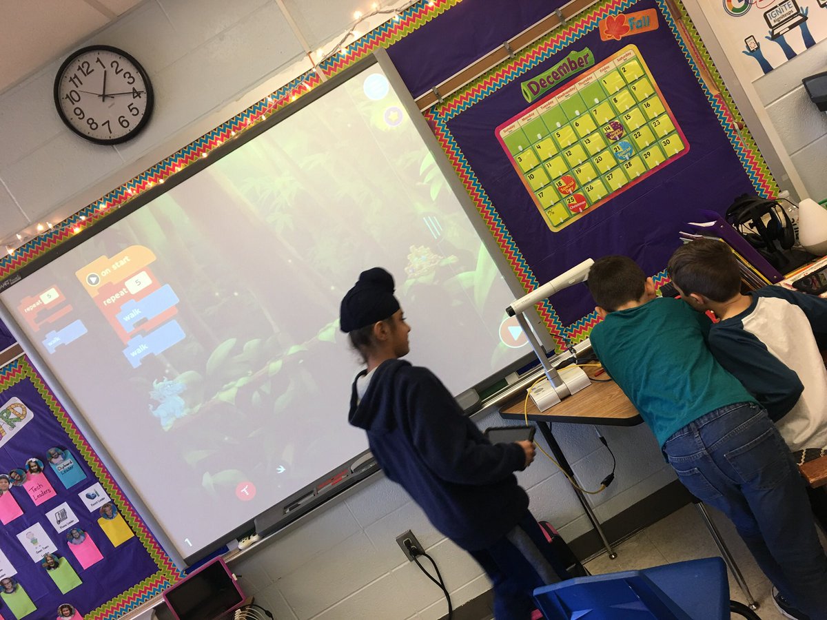 DebbHightower3's tweet image. First grade students using problem solving by coding. #HourofCode #igniteSPS #grayelementary