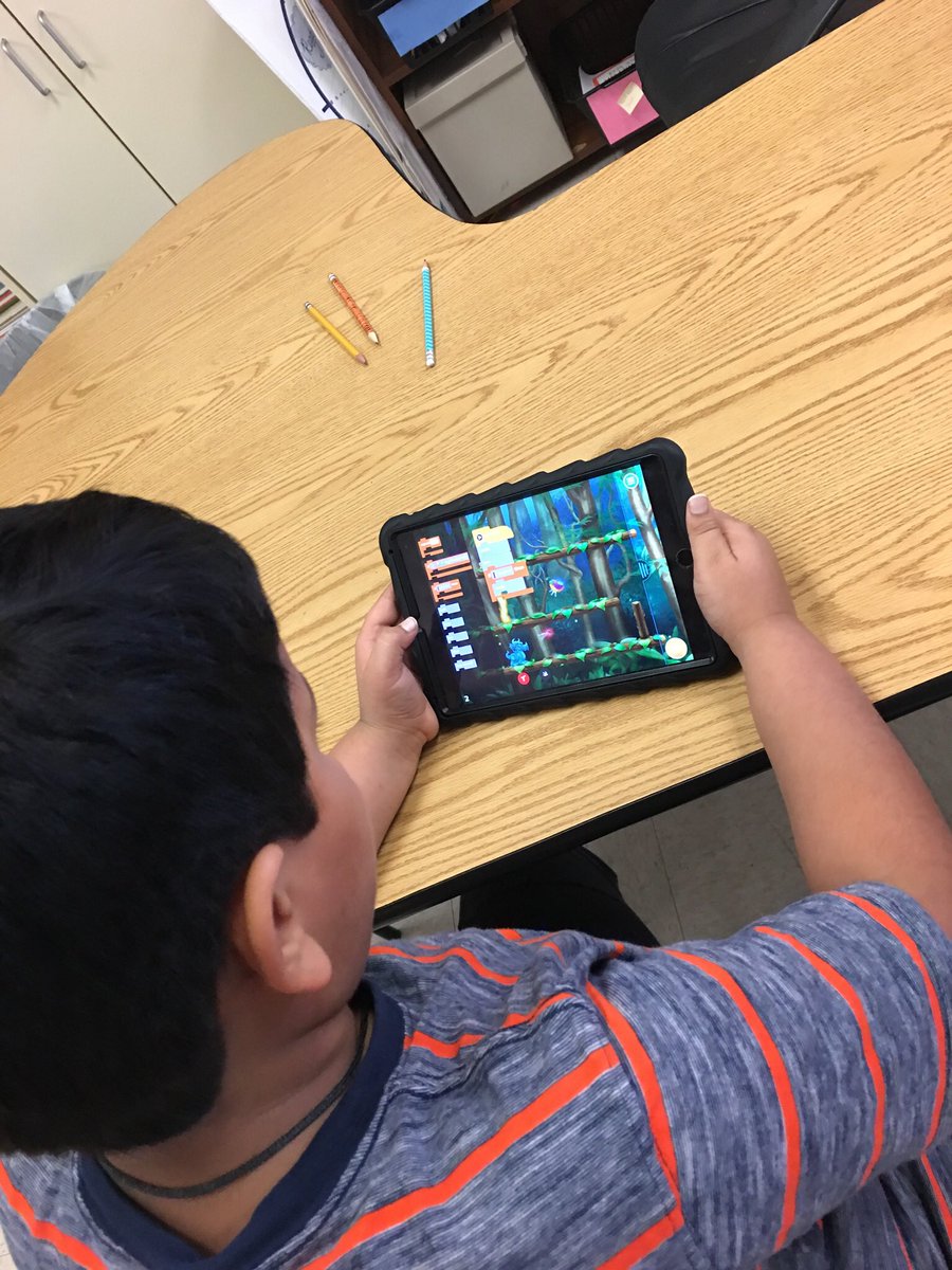 DebbHightower3's tweet image. First grade students using problem solving by coding. #HourofCode #igniteSPS #grayelementary