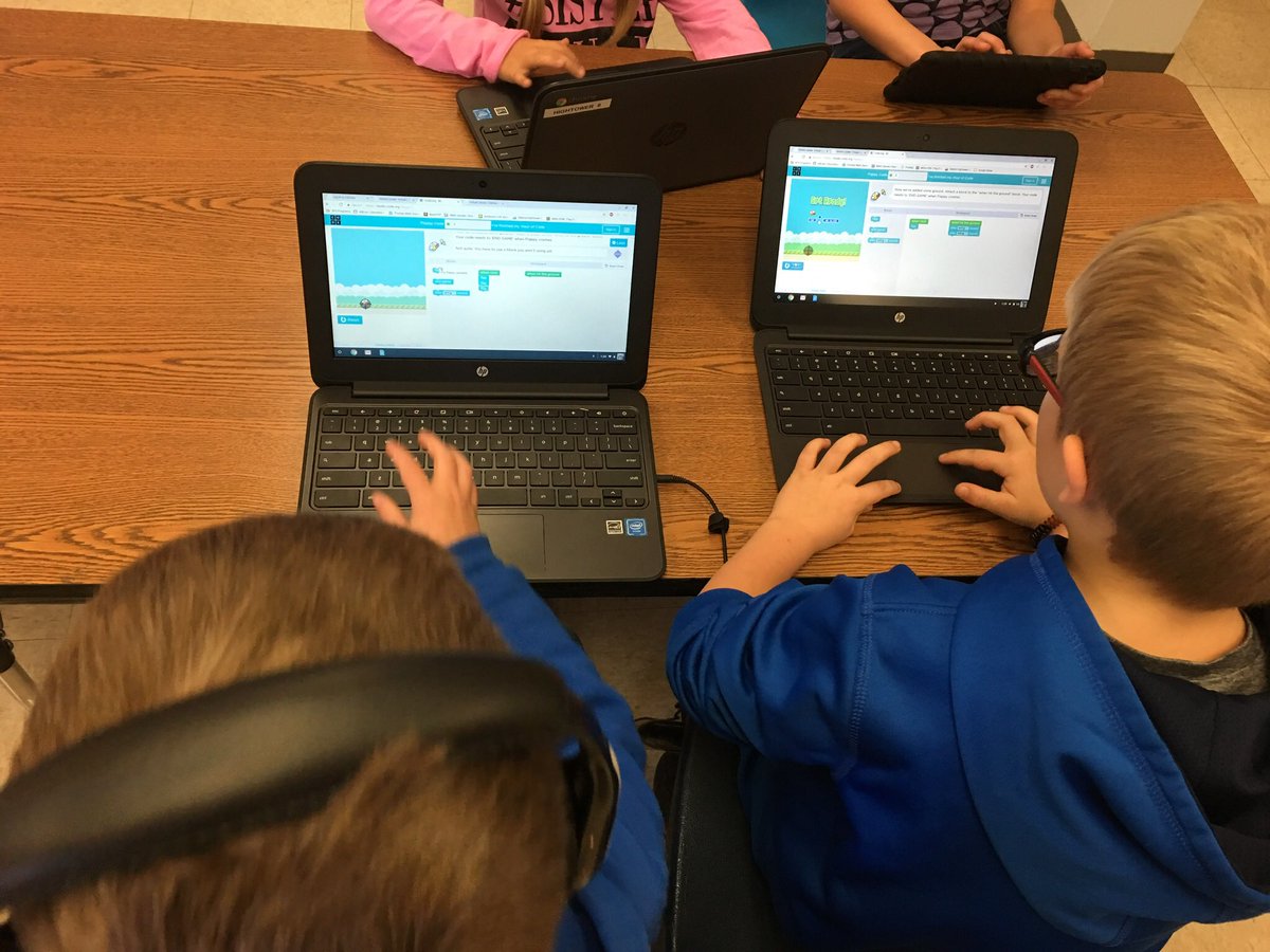 DebbHightower3's tweet image. First grade students using problem solving by coding. #HourofCode #igniteSPS #grayelementary