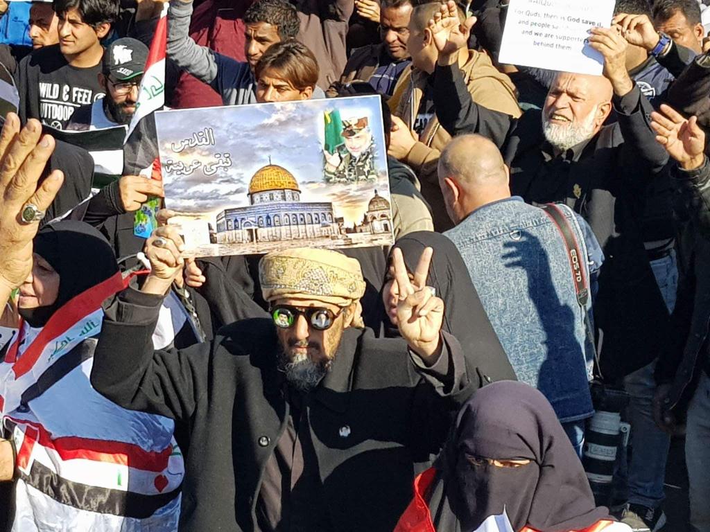 #قدسنا_شرفنا_وعزنا 
مسيحيوا #العراق في مظاهرة ساحة التحرير