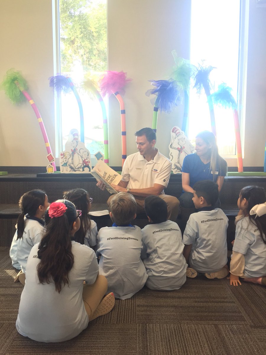 FirstBook's tweet photo. 👋 Hello from #Tempe where we’re having a reading party w/ @FordFund_ at Arredondo Elementary! Every 2nd grader received “Rosie Revere, Engineer” books to keep as part of a 10,000 book distribution across the state of #AZ! #forddrivingdreams #bookstokids #dapping https://t.co/6qf6k2zUtP