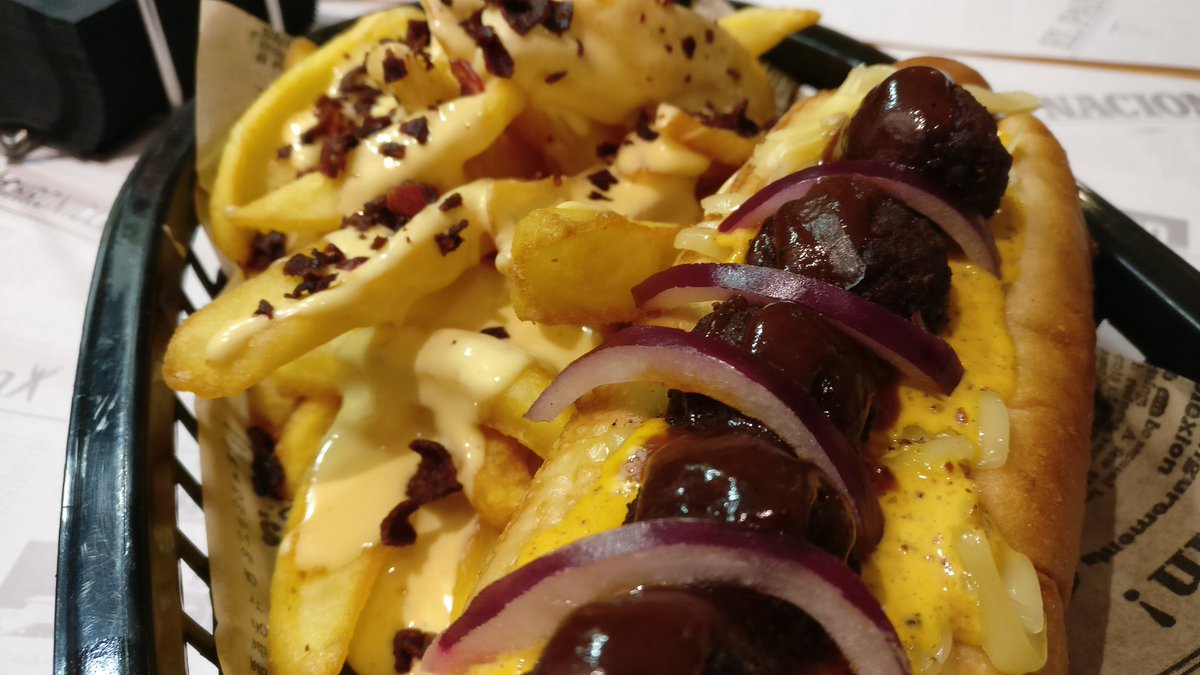 Perripollo y perrito con albóndigas en <a href="/paperboyhotdogs/">Paperboy Hot Dogs</a>. ¡Acércate a probar su nueva carta! Martes 3x2 en perritos.
#Madrid
#Perritos
#FelizMiércoles