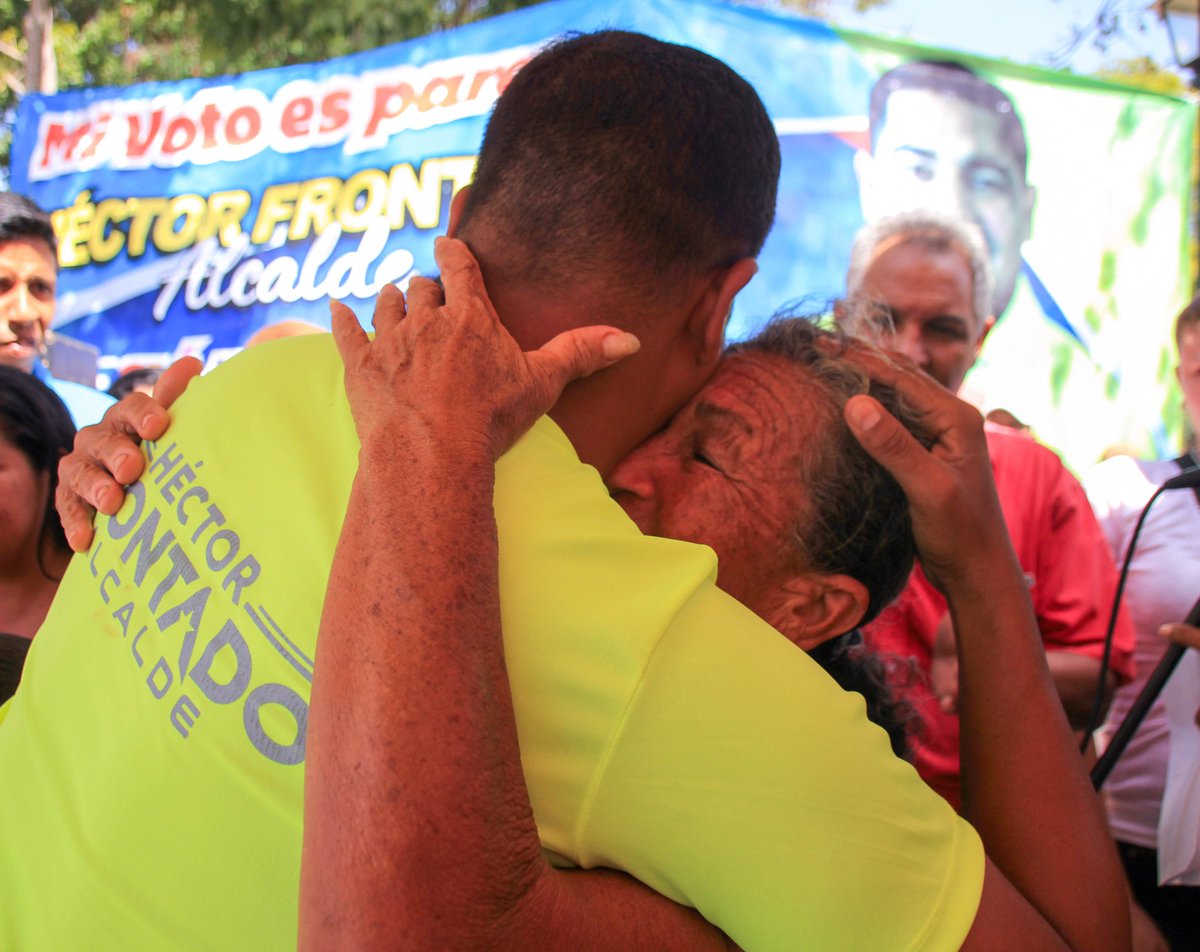 FrontadoHector's tweet photo. 📣El candidato de la Patria Héctor FRONTADO hizo entrega de 1551 tarjetas a los abuelos pensionados con la Gran Misión Amor Mayor y 480 a jefes de familias beneficiados con Hogares de la Patria, la actividad se llevó acabo en la Plaza Mejía de Marigüitar.

 #EnBolivarGanaFRONTADO https://t.co/eJl6ct0xi7