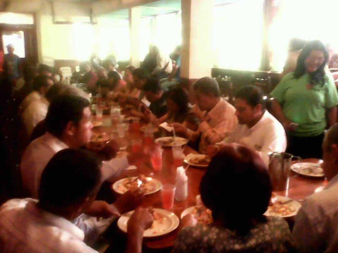 TisonActivo's tweet photo. tisonactivoAlmuerzo de Confraternidad de Pastores con el Candidato a la Alcaldía del Municipio Bolivar @placidomalave para escuchar y tener en cuenta sus proyectos para encaminar al pueblo con Bendición de Dios. Toda la Fuerza #Tison apoyando. https://t.co/8EJUp4gvpV