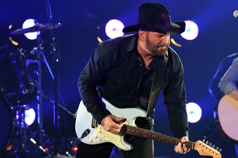 995thewolf's tweet image. .@garthbrooks earns first No. 1 hit in TEN years with #AskMeHowIKnow! Listen: spr.ly/6015D1r3T