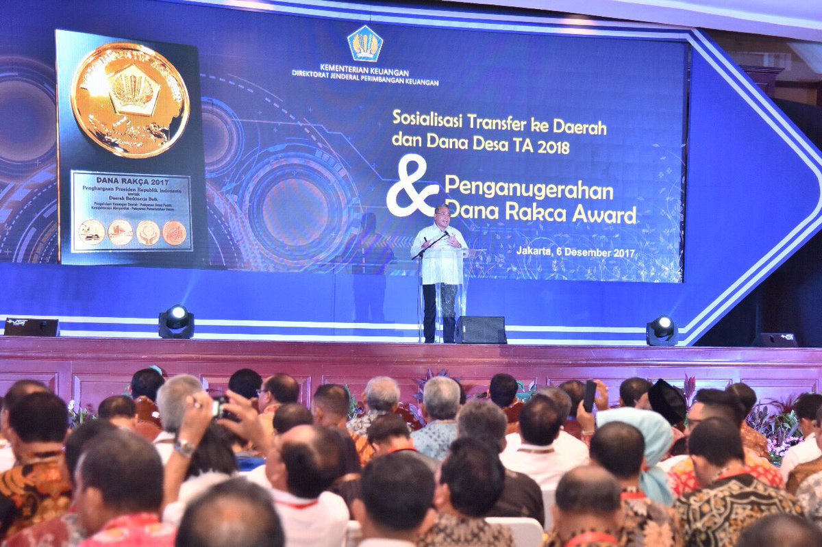 kemendespdt's tweet photo. Sosialisasi Transfer ke Daerah dan Dana Desa Tahun Anggaran 2018 serta Penganugerahan Dana Rakca Award di Kantor @KemenkeuRI. Dalam pidatonya @EkoSandjojo sampaikan bahwa dana desa dalam tiga tahun terakhir telah dikucurkan lebih dari Rp127 Triliun (6/12) https://t.co/Izln6Iwvvf