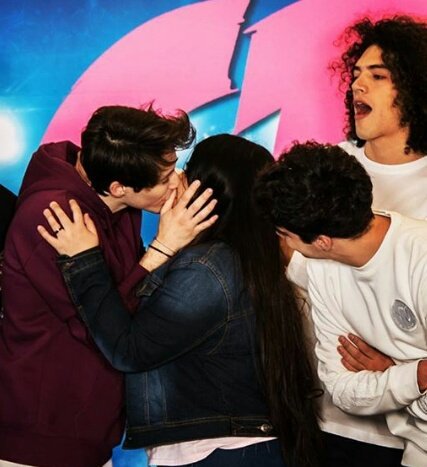 vntaerfly's tweet photo. SE LES PUEDE NOTAR A KM LO FELICES QUE SON AL ESTAR JUNTOS AJSKLDLZKZKS NUNCALOSSEPARENHDP AJSKLZLZLlkzlskl Apreciamos la tercer foto jajajajaja https://t.co/KByWLBgTuy