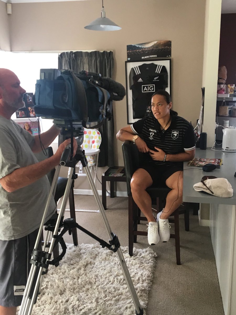 HoneyHireme tweet media