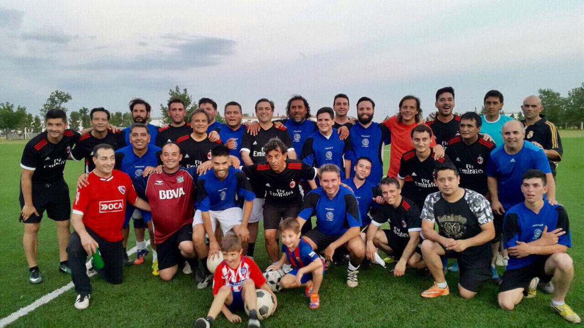 ramonjmestre's tweet photo. Hicimos deporte con amigos de los Centros Vecinales. Pedro y Bauti no se quisieron quedar afuera. ⚽ https://t.co/9ojE1POsoa