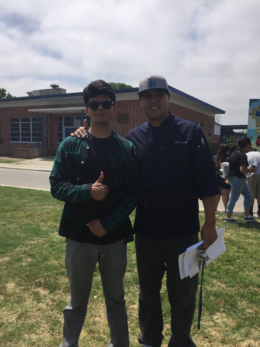 Antonio__Gris's tweet photo. Happy Birthday Chef! Thanks to you I have not starved to death in college. Have a good one ! ๐จโ๐ณ #CHEFFFFFF @chefdluna https://t.co/OkZ0Pxs1xX