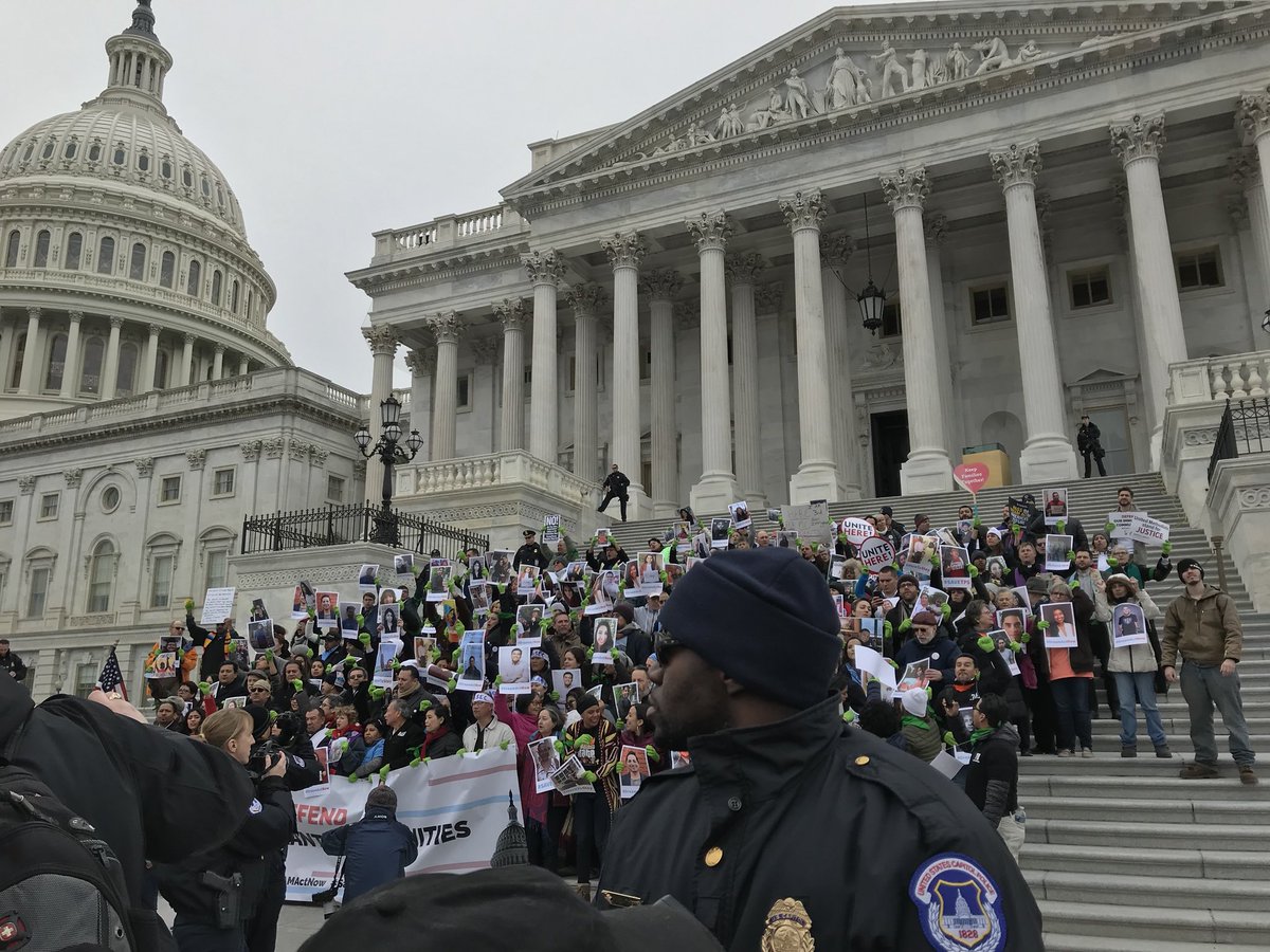 WeAreUnidosUS's tweet photo. No hate, no fear, immigrants are welcome here! Si se puede! #DreamActNow https://t.co/K68b5SwAgJ
