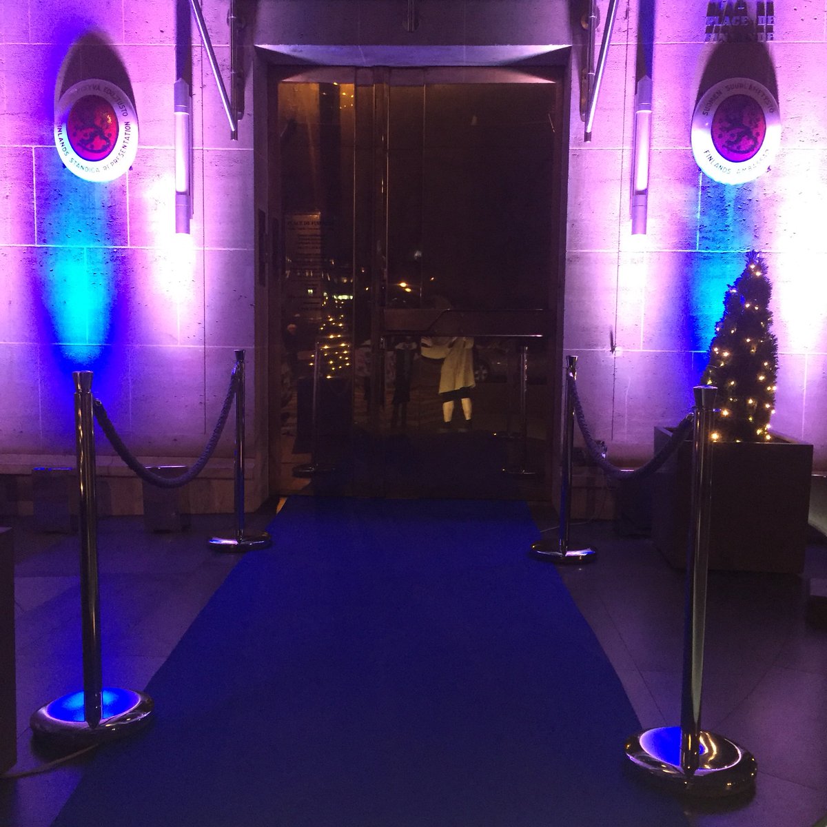 AmbFinlandePAR's tweet photo. Tapis bleu et lumières bleue-blanche pour marquer les 100 ans de la #Finlande ! Merci à tous ceux qui nous ont félicité et célébré avec nous ! #Finland100 #congratsfinland @SuomiFinland100 https://t.co/cUGaiSWjiv