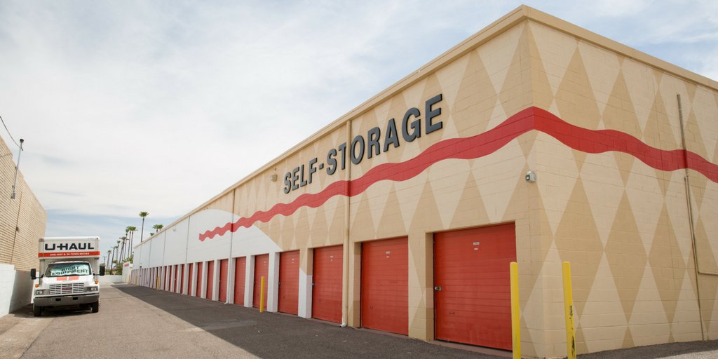 uhaul's tweet photo. We are offering 30 days of free #selfstorage and #UBox container usage to residents who have been or will be impacted by the #ThomasFire and #CreekFire. Please share with anyone that may be affected: https://t.co/Z0y0ofVm3p 

 #Ventura #VenturaWildfires #California https://t.co/waMrAUqwYy
