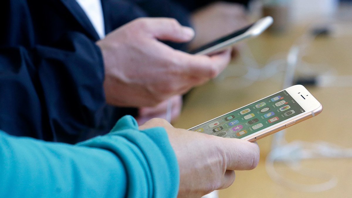 Smartphone users turn on their phones 40 percent of the time for NO apparent reason bit.ly/2BaX26S?utm_so… https://t.co/o7EPFX9TzK