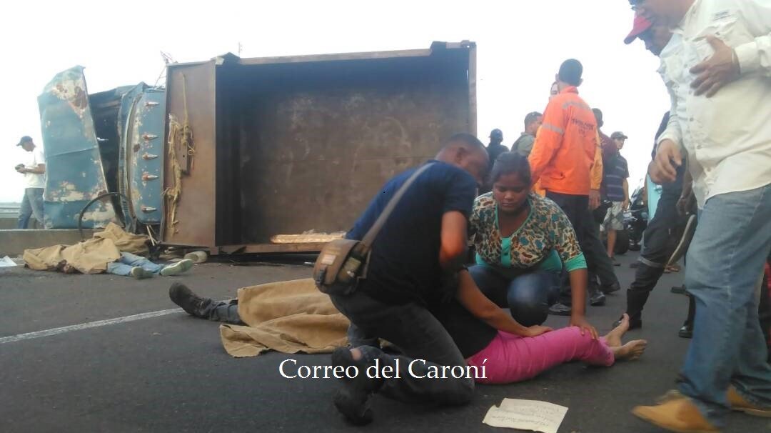 CorreodelCaroni's tweet photo. 5:40 pm | Autoridades confirman dos muertos y ocho heridos en siniestro vial en avenida Sucre Figarella de Ciudad Guayana. Las personas iban a bordo del camión volteo en dirección a San Félix. Nuestro periodista @MarcosDavidV reporta desde el sitio. https://t.co/v3TeOjnMwx