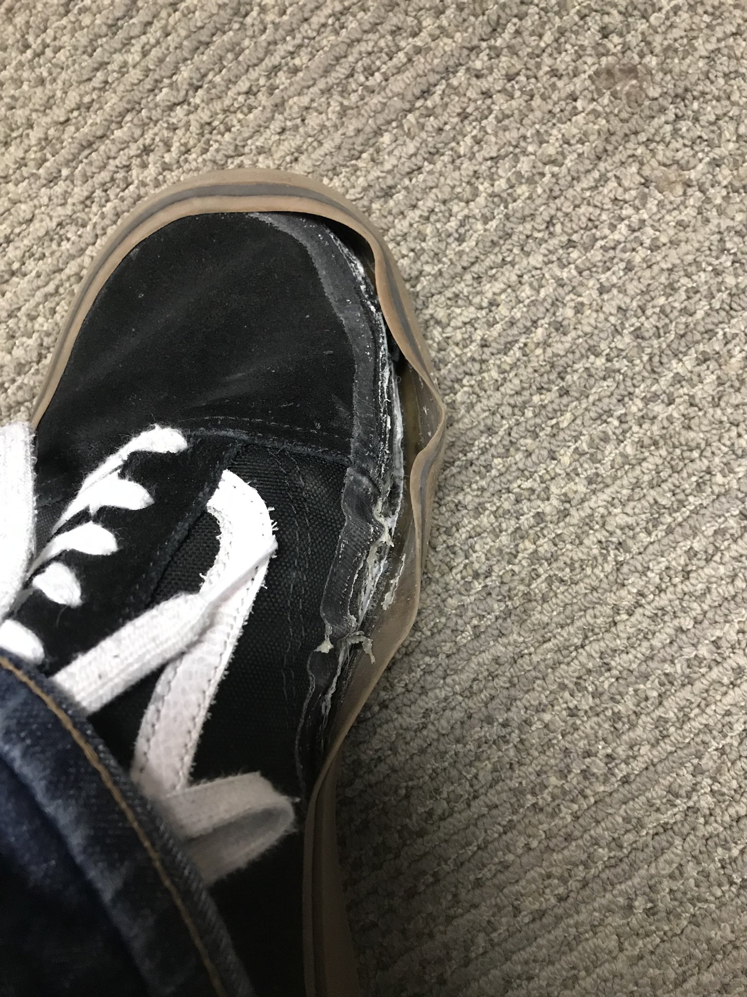 Varken binnen eigenaar stan on Twitter: ".@VANS_66 Shoes are 4 weeks old and falling apart, and  the store would not return them without my receipt. Very disappointed!  https://t.co/4gVFiQxxL2" / Twitter