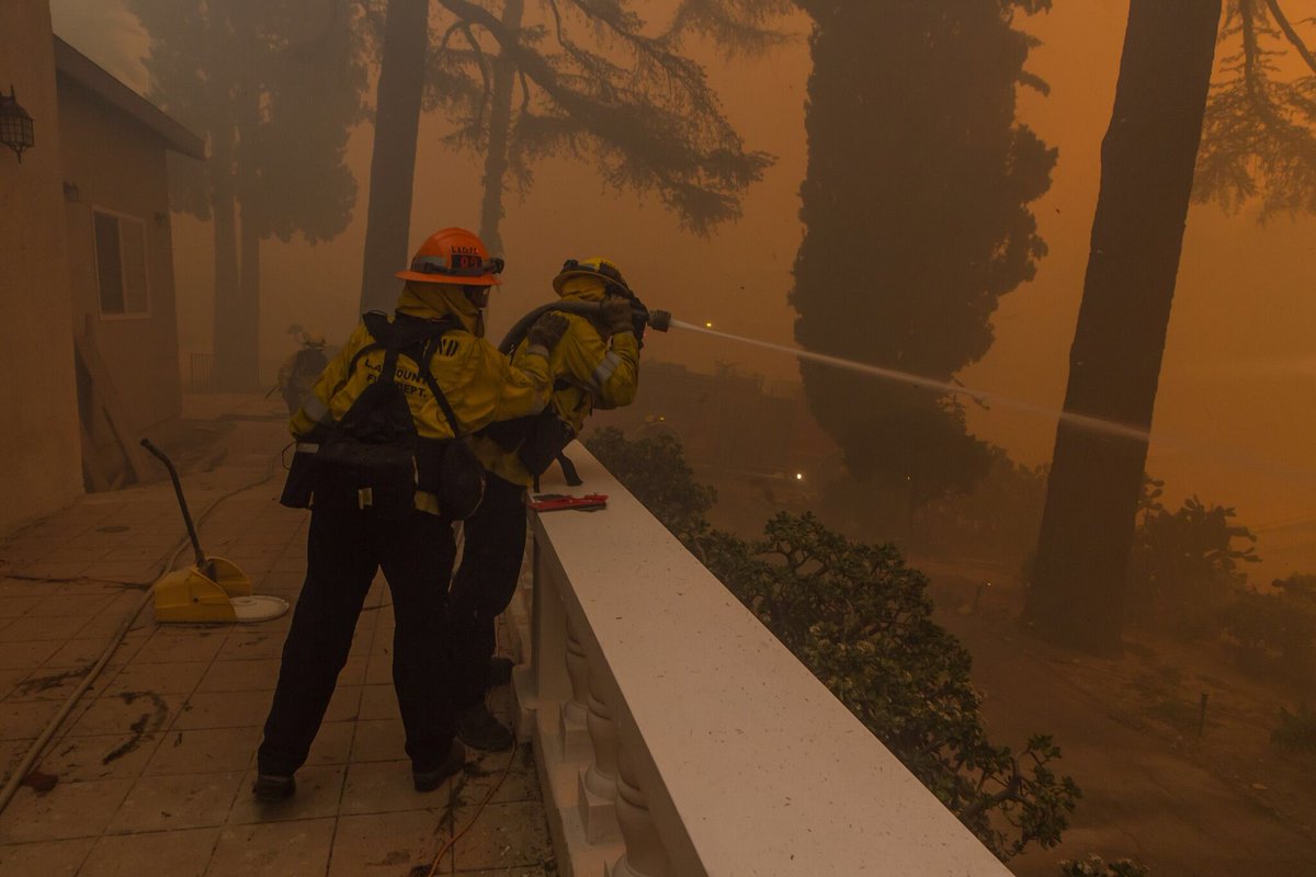 (Photos Day 1 at the #CreekFire) @LACo_FD is in Unified Command with @lafd @R5_Fire_News <a href="/LAPDHQ/">LAPD HQ</a> <a href="/LASDHQ/">LA County Sheriffs</a> 14,000 acres burned, 0% containment &amp; approximately 900 firefighters on scene. (📷 by #LACoFD VPP Tod Sudmeier)