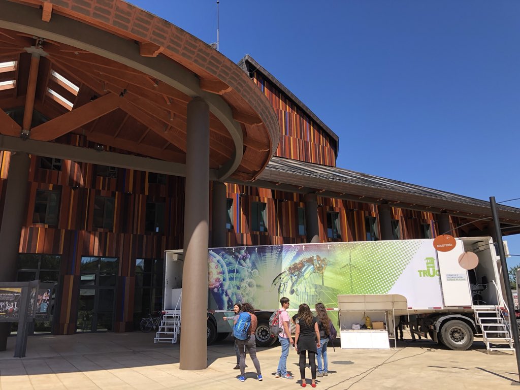 specutalca's tweet photo. El truckLab y los asistentes de #SPEC2017 llegaron hasta el @teatrodellago en Frutillar para disfrutar la gala de la Conferencia del Conosur en Electrónica de Potencia #SPEC2017 🌄🎻🎤@IEEEPELS @UTalca https://t.co/sMLUsKtASf