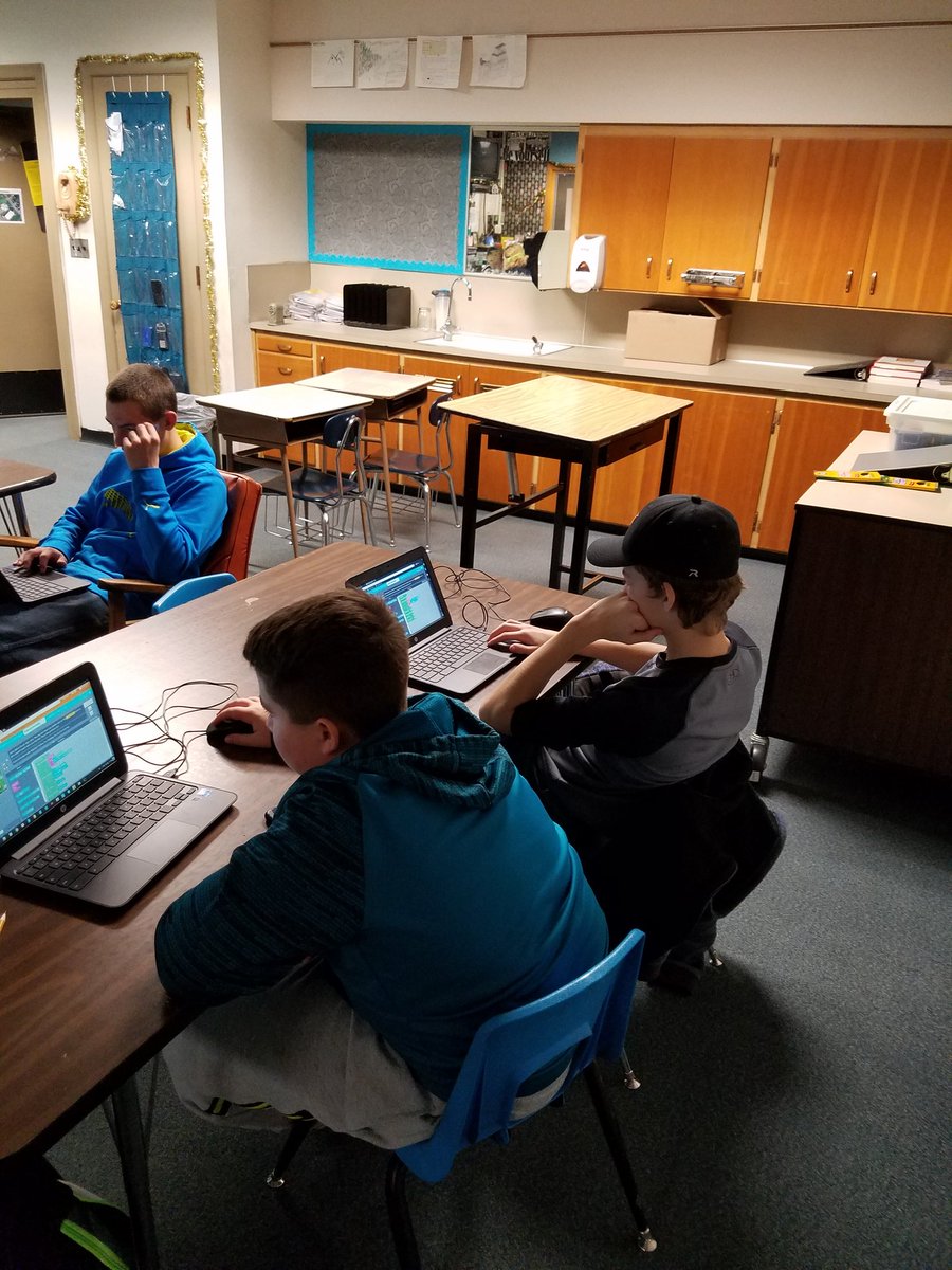 MsKris1031's tweet photo. Students coding together. Minecraft for the win. @StephenCurry30 #HourofCode https://t.co/0VbDk3M9yD