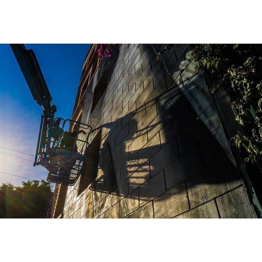 VONJAKO's tweet photo. “Hard Shadow” photo by @vonjako #muralsart #never1959 #theellisonsuites #shadows #venicebeach #loopcans #loopcansitalia #thephotosociety #musiclegends #natgeocreative #spraycans #paintingonwalls #wallart #sunset🌅 #portraits #graffitiartist #elcheapolifts #genielift https://t.co/RRtGK4EgTX