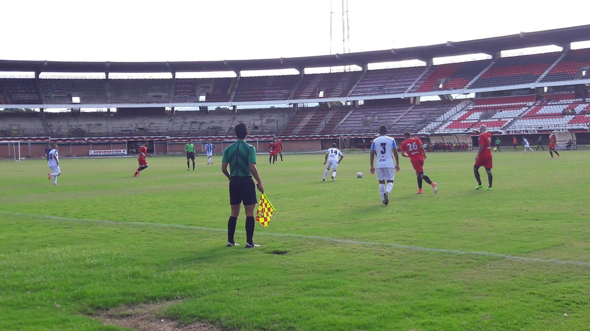 RealsantanderSA's tweet photo. #AmistosoRegional
@Cucutaoficial 1⃣🆚1⃣ @RealsantanderP
Finaliza en el Estadio General Santander - Cúcuta, el primer amistoso de la pretemporada 👍
Nuestro gol fue obra de #JonathanDuarte 👏
Feliz regreso a casa #Guerreros 🚍💙
Foto: @Cucutaoficial
#ElEquipodeTodos 🔵⚪ https://t.co/A1Bq0P321S