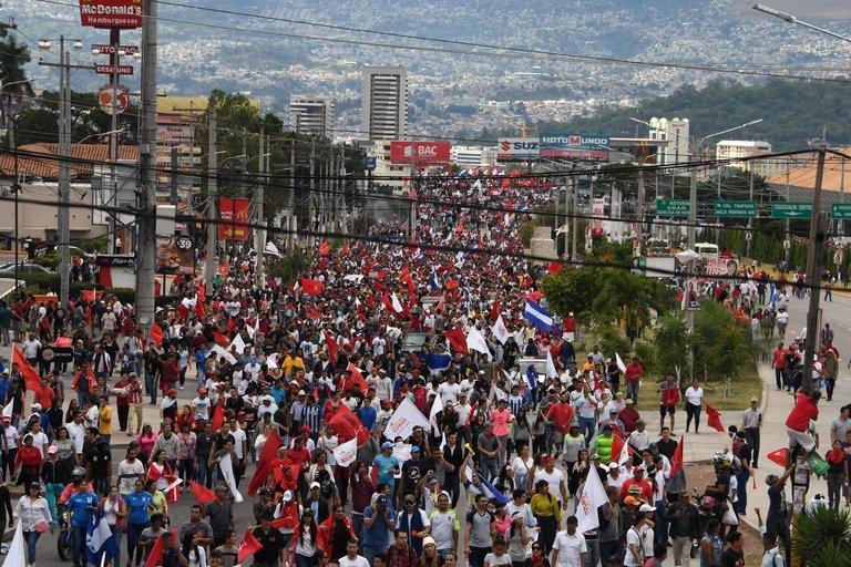 Miles de personas ignoran el Estado de Sitio decretado por el gobierno hondureño. bit.ly/2AyJtNl @MegaTVLive