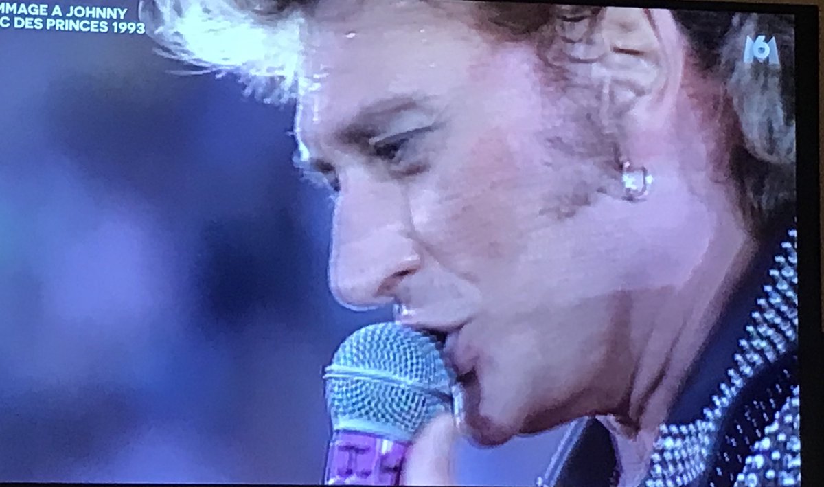 guillaume334's tweet photo. #JohnnyHalliday #tristesse #RipJohnny 🍻🥃💪🤘 https://t.co/UwkfnLrDpo