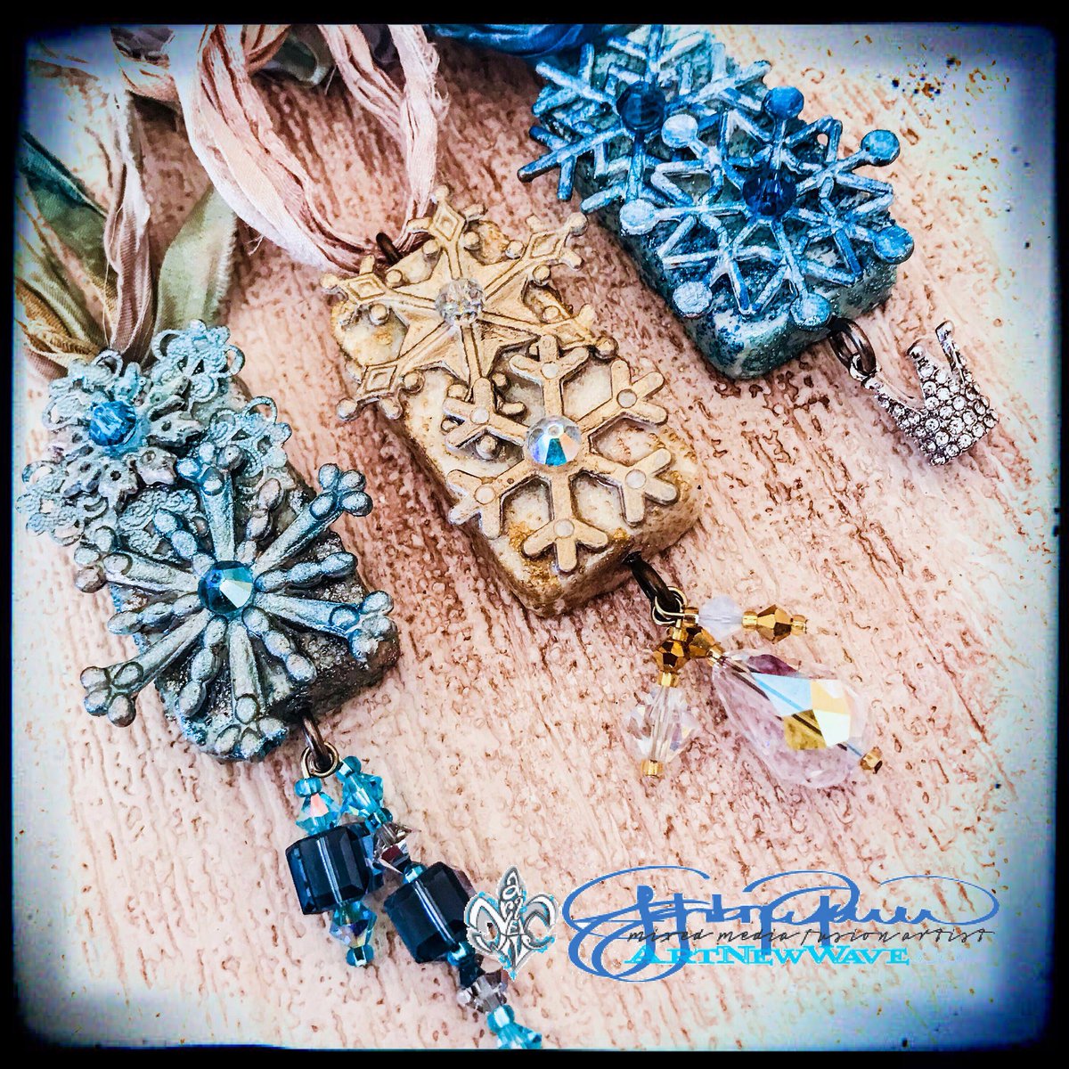 ArtNewWave's tweet photo. Finishing some ❄️ jewelry ❄️ pieces with a winter theme. #jewelry #handmade #alteredart #mixedmedia #iceresin https://t.co/SBmQGJu5X4