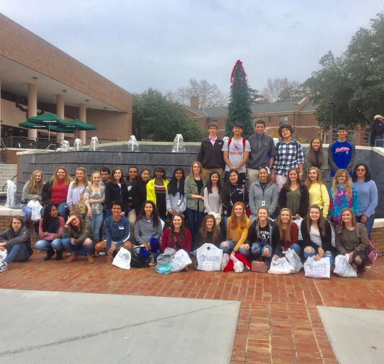 KimRyans3's tweet photo. Big THANK YOU to Amanda Platt & her staff for a wonderful tour of #LanderUniversity today #MVHS #MidlandValley #APAmbassadors @follow_lander https://t.co/C5H2B7pQ9x