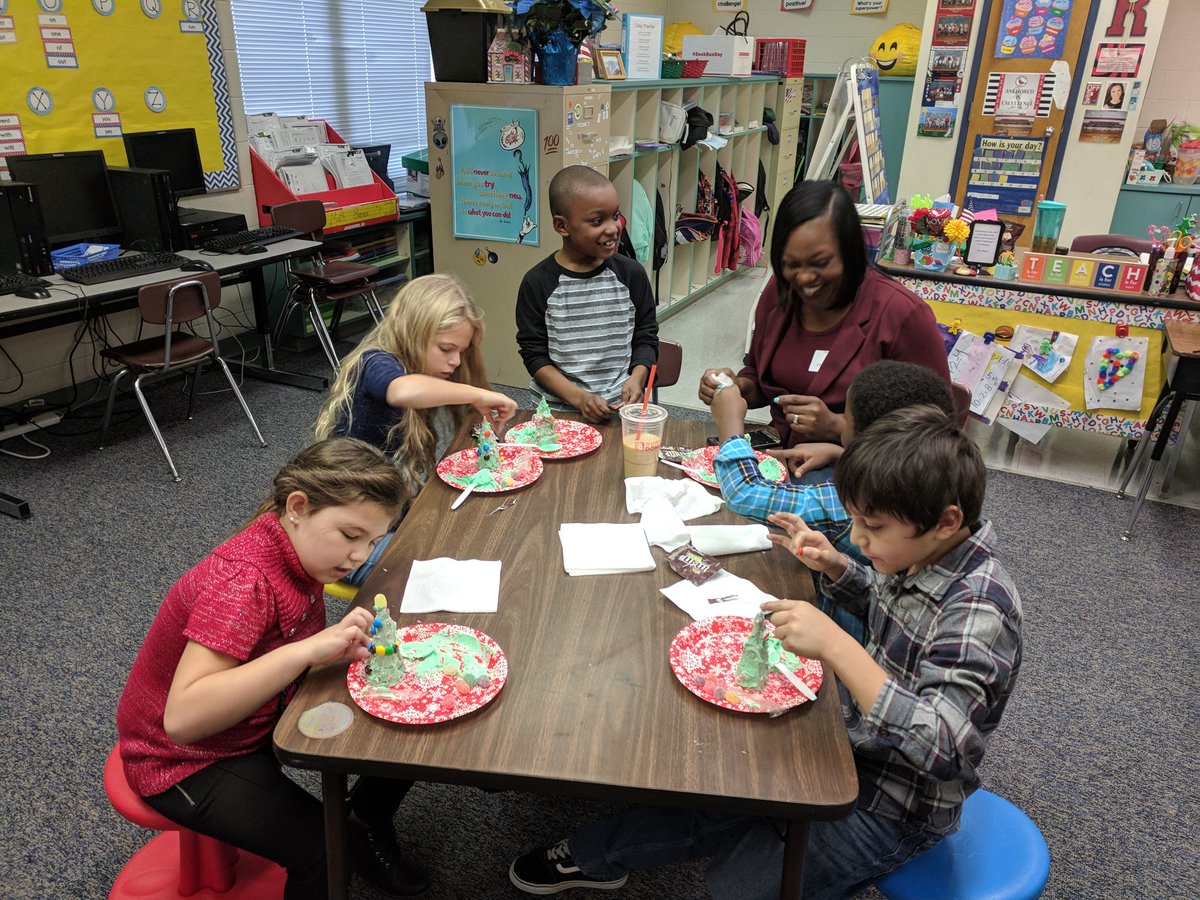 MrsRsClass1's tweet photo. Merry Christmas from Mrs.Raynor's classroom! https://t.co/DDQXMm1SnB