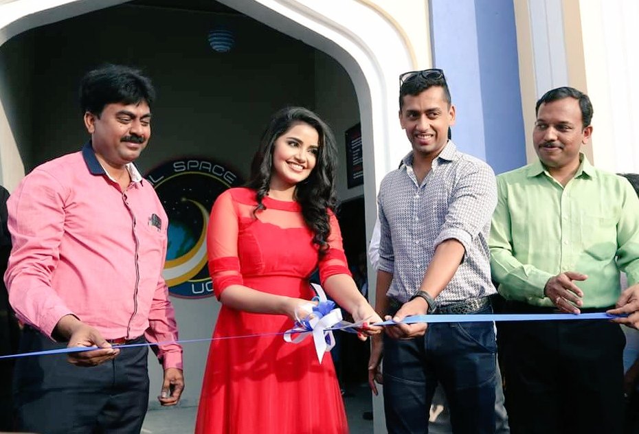 helloChanti's tweet photo. @anupamahere at the launch of #MissionInterstellar. Looking so gorgeous Anu๐๐๐๐ https://t.co/s5R2xfI8DP