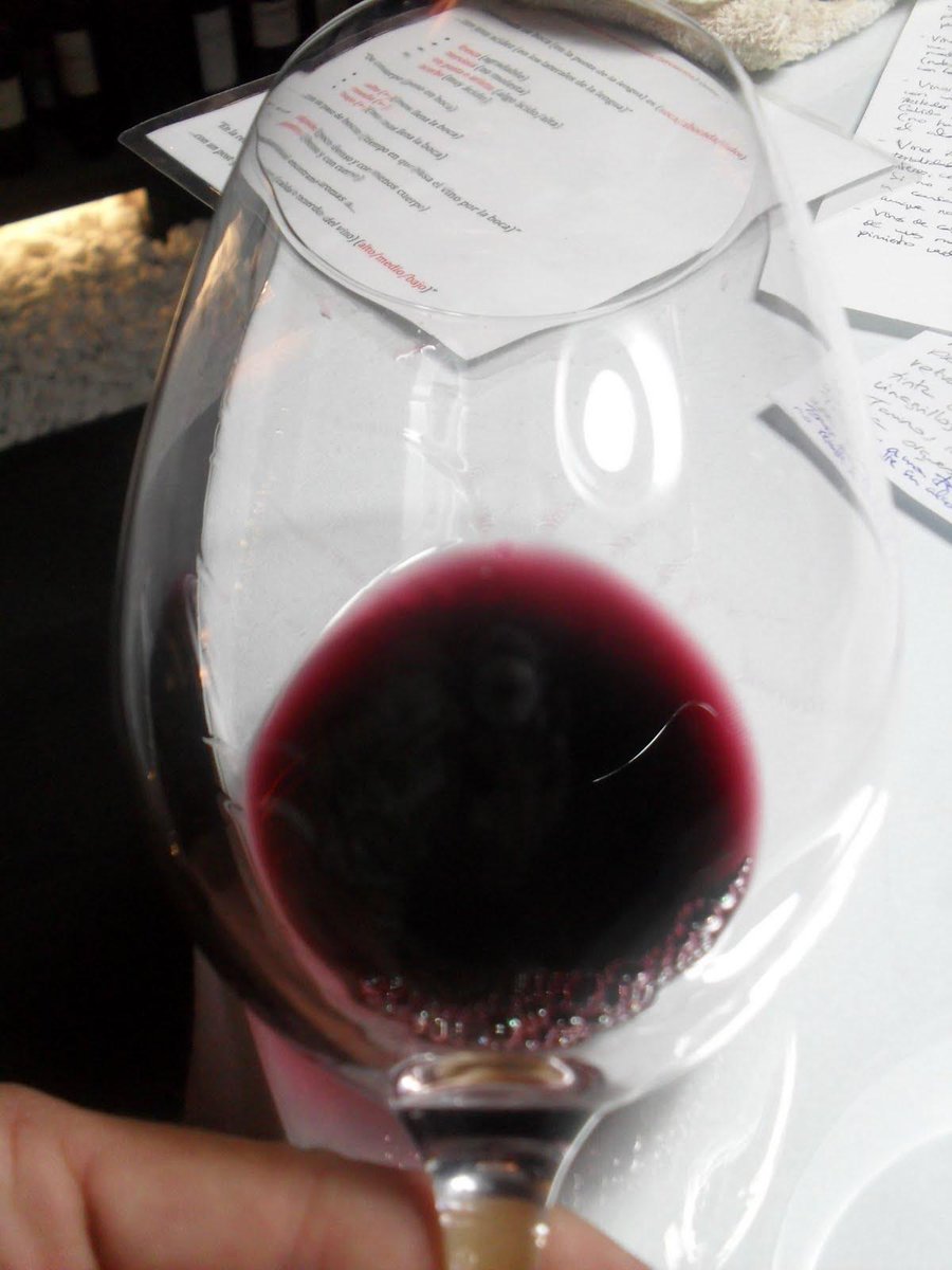WataWine's tweet photo. Vino tinto de espectacular color rojo picota intenso con ribete violáceo. Capa muy alta propia de estos vinos de Toro elaborados con la tinta de Toro. #watawine #wine #vino #vi #vinho #vinum #vinon #wein #viño https://t.co/sdsT06JNIr